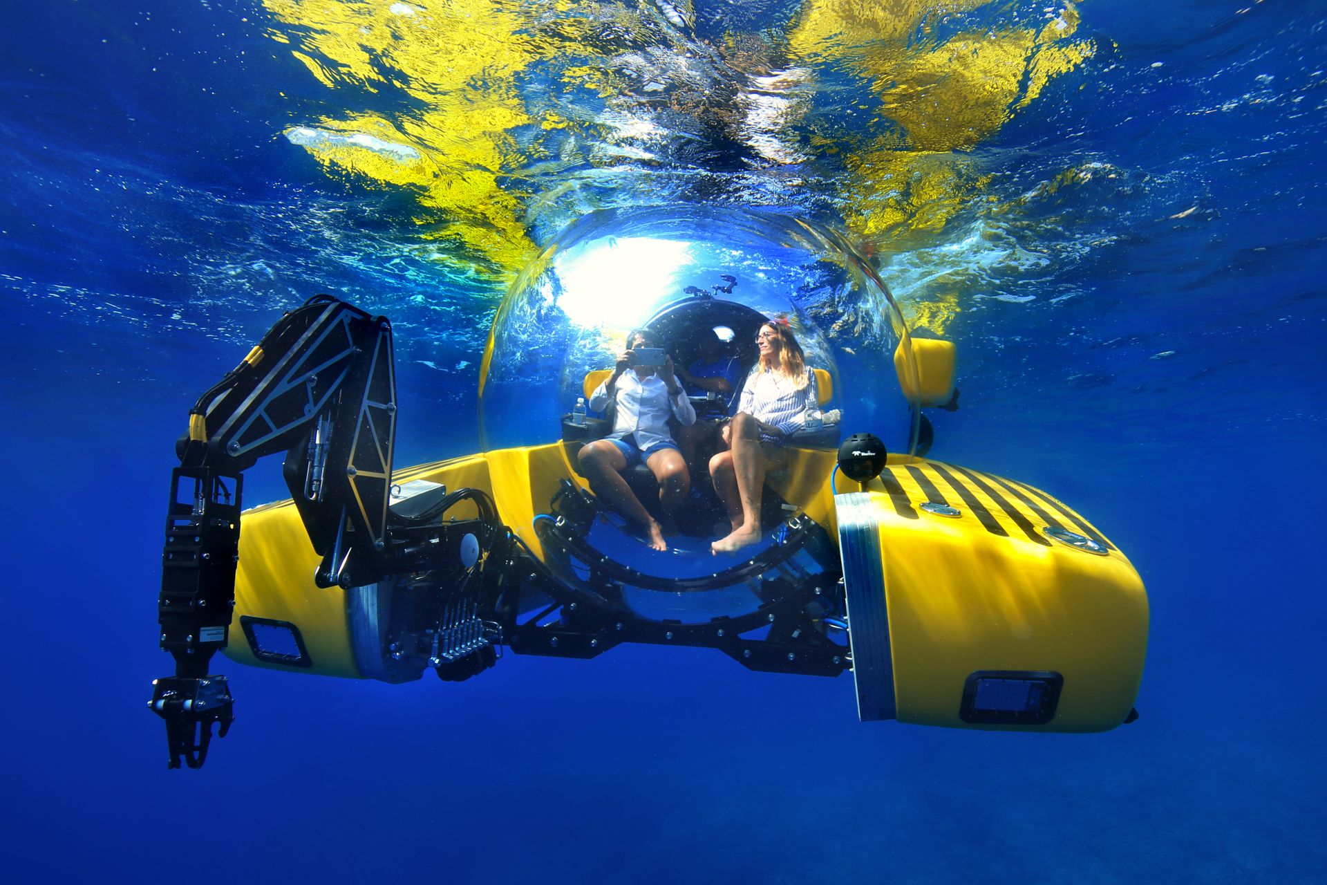 Top submarine diving spots around the world